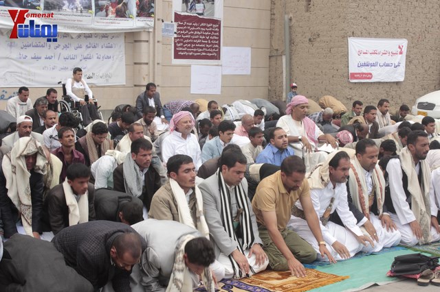 جرحى الثورة وعمال المؤسسة المحلية للمسالخ يؤدون صلاة جمعتهم الرابعة عشر في ساحة الاعتصام أمام 22