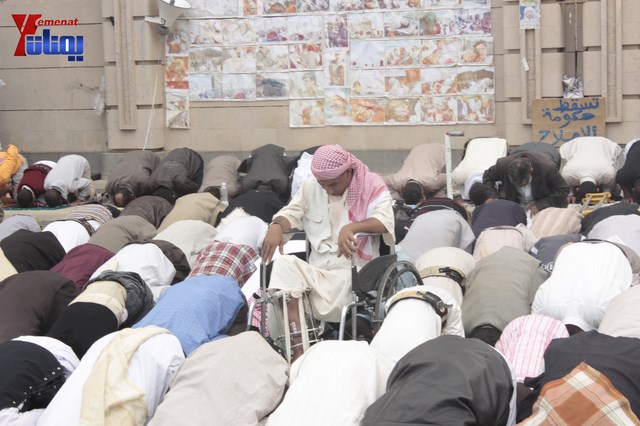 جرحى الثورة وعمال المؤسسة المحلية للمسالخ يؤدون صلاة جمعتهم الرابعة عشر في ساحة الاعتصام أمام 57