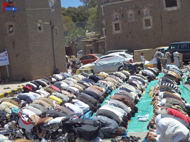 جرحى الثورة يؤدون صلاة جمعتهم الثالثة عشر في ساحة الاعتصام أمام مجلس الوزراء 10