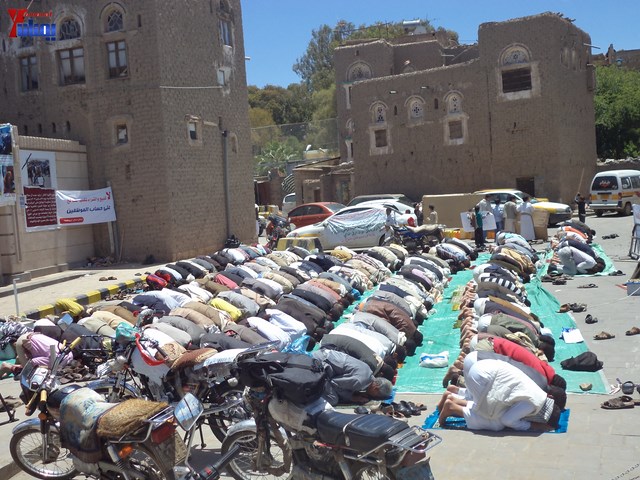 جرحى الثورة يؤدون صلاة جمعتهم الثالثة عشر في ساحة الاعتصام أمام مجلس الوزراء 11