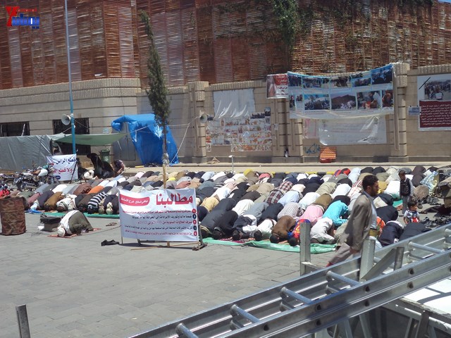 جرحى الثورة يؤدون صلاة جمعتهم الثالثة عشر في ساحة الاعتصام أمام مجلس الوزراء 12