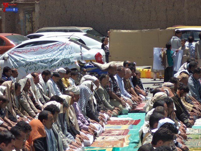 جرحى الثورة يؤدون صلاة جمعتهم الثالثة عشر في ساحة الاعتصام أمام مجلس الوزراء 13