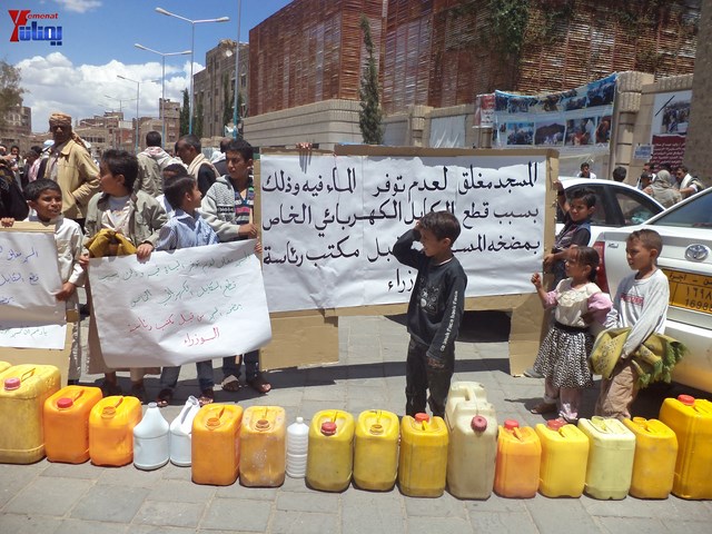 جرحى الثورة يؤدون صلاة جمعتهم الثالثة عشر في ساحة الاعتصام أمام مجلس الوزراء 14