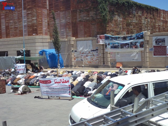 جرحى الثورة يؤدون صلاة جمعتهم الثالثة عشر في ساحة الاعتصام أمام مجلس الوزراء 15