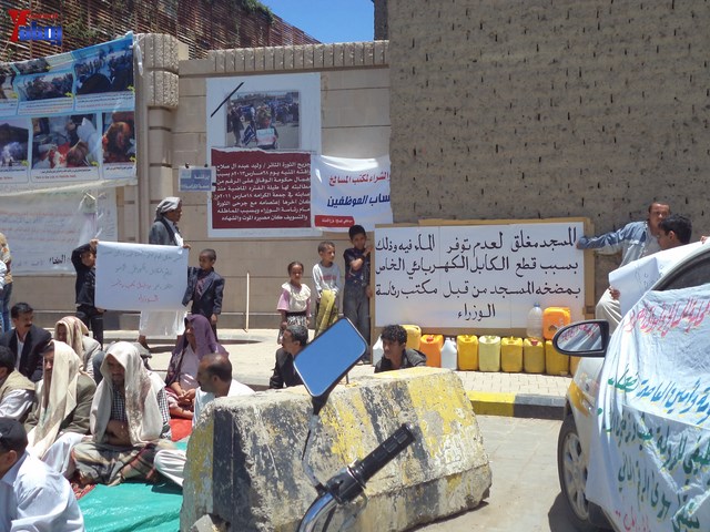 جرحى الثورة يؤدون صلاة جمعتهم الثالثة عشر في ساحة الاعتصام أمام مجلس الوزراء 16