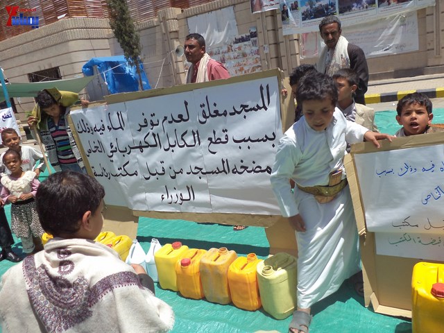 جرحى الثورة يؤدون صلاة جمعتهم الثالثة عشر في ساحة الاعتصام أمام مجلس الوزراء 17