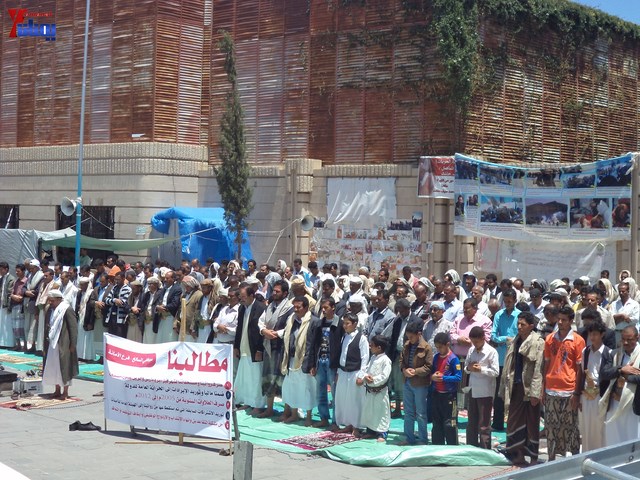 جرحى الثورة يؤدون صلاة جمعتهم الثالثة عشر في ساحة الاعتصام أمام مجلس الوزراء 2