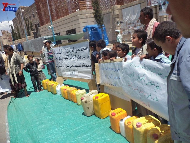 جرحى الثورة يؤدون صلاة جمعتهم الثالثة عشر في ساحة الاعتصام أمام مجلس الوزراء 20