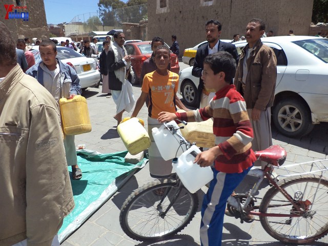 جرحى الثورة يؤدون صلاة جمعتهم الثالثة عشر في ساحة الاعتصام أمام مجلس الوزراء 21