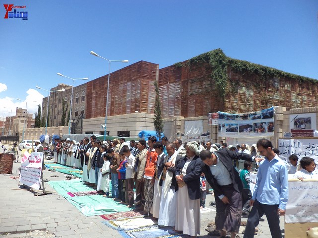 جرحى الثورة يؤدون صلاة جمعتهم الثالثة عشر في ساحة الاعتصام أمام مجلس الوزراء 22