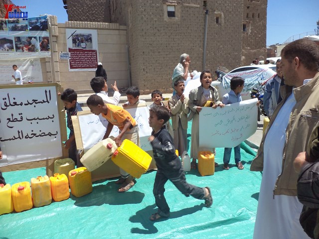 جرحى الثورة يؤدون صلاة جمعتهم الثالثة عشر في ساحة الاعتصام أمام مجلس الوزراء 23