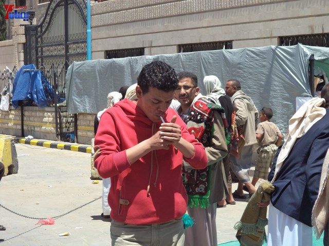 جرحى الثورة يؤدون صلاة جمعتهم الثالثة عشر في ساحة الاعتصام أمام مجلس الوزراء 25