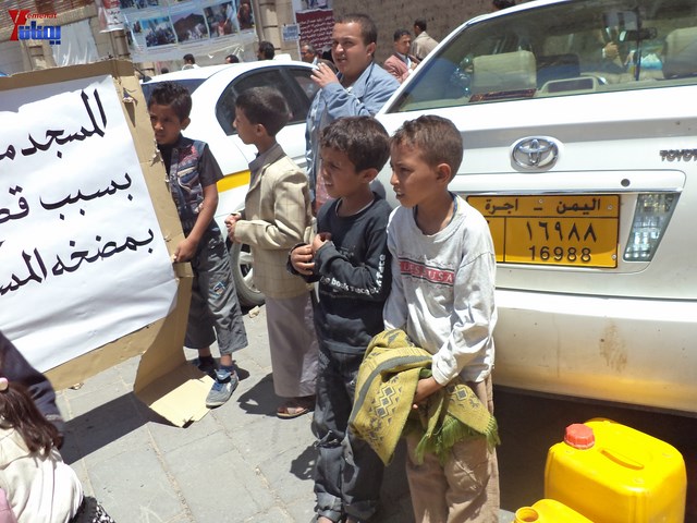 جرحى الثورة يؤدون صلاة جمعتهم الثالثة عشر في ساحة الاعتصام أمام مجلس الوزراء 26