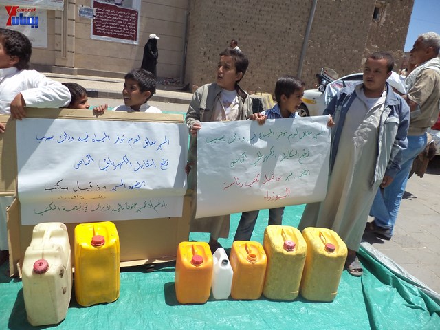 جرحى الثورة يؤدون صلاة جمعتهم الثالثة عشر في ساحة الاعتصام أمام مجلس الوزراء 27