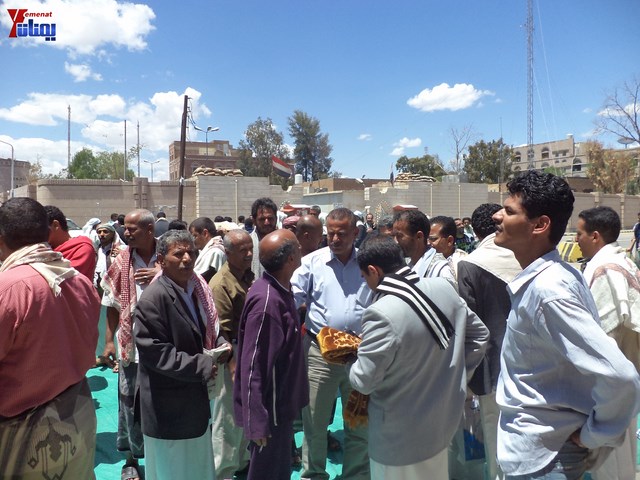 جرحى الثورة يؤدون صلاة جمعتهم الثالثة عشر في ساحة الاعتصام أمام مجلس الوزراء 29