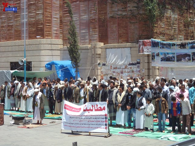 جرحى الثورة يؤدون صلاة جمعتهم الثالثة عشر في ساحة الاعتصام أمام مجلس الوزراء 3