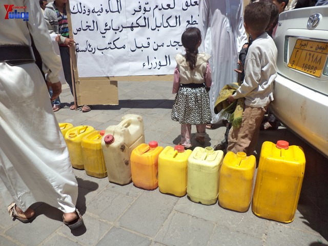 جرحى الثورة يؤدون صلاة جمعتهم الثالثة عشر في ساحة الاعتصام أمام مجلس الوزراء 30