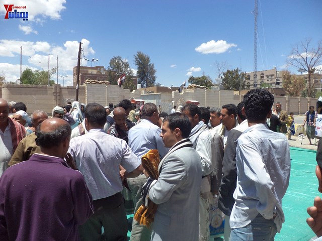 جرحى الثورة يؤدون صلاة جمعتهم الثالثة عشر في ساحة الاعتصام أمام مجلس الوزراء 31