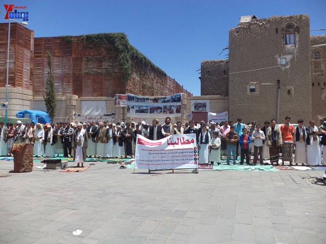 جرحى الثورة يؤدون صلاة جمعتهم الثالثة عشر في ساحة الاعتصام أمام مجلس الوزراء 32