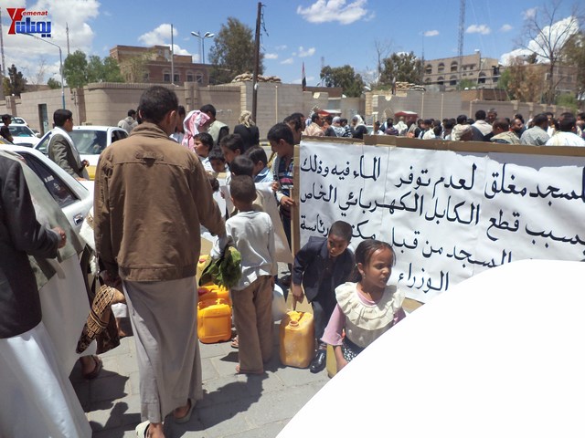 جرحى الثورة يؤدون صلاة جمعتهم الثالثة عشر في ساحة الاعتصام أمام مجلس الوزراء 33