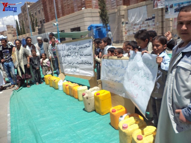 جرحى الثورة يؤدون صلاة جمعتهم الثالثة عشر في ساحة الاعتصام أمام مجلس الوزراء 34