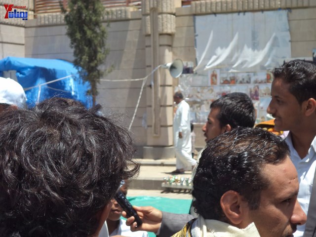 جرحى الثورة يؤدون صلاة جمعتهم الثالثة عشر في ساحة الاعتصام أمام مجلس الوزراء 35