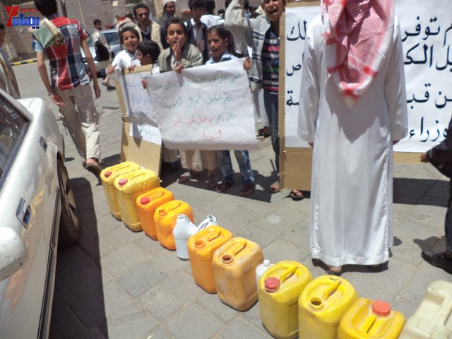 جرحى الثورة يؤدون صلاة جمعتهم الثالثة عشر في ساحة الاعتصام أمام مجلس الوزراء 36