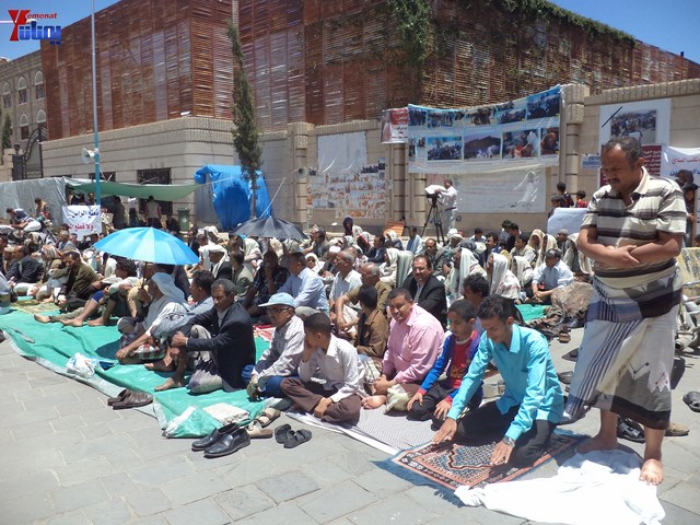 جرحى الثورة يؤدون صلاة جمعتهم الثالثة عشر في ساحة الاعتصام أمام مجلس الوزراء 4