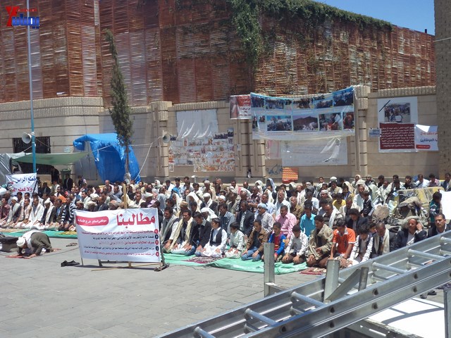 جرحى الثورة يؤدون صلاة جمعتهم الثالثة عشر في ساحة الاعتصام أمام مجلس الوزراء 5