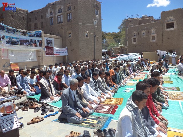 جرحى الثورة يؤدون صلاة جمعتهم الثالثة عشر في ساحة الاعتصام أمام مجلس الوزراء 6