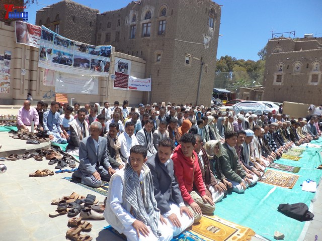 جرحى الثورة يؤدون صلاة جمعتهم الثالثة عشر في ساحة الاعتصام أمام مجلس الوزراء 7