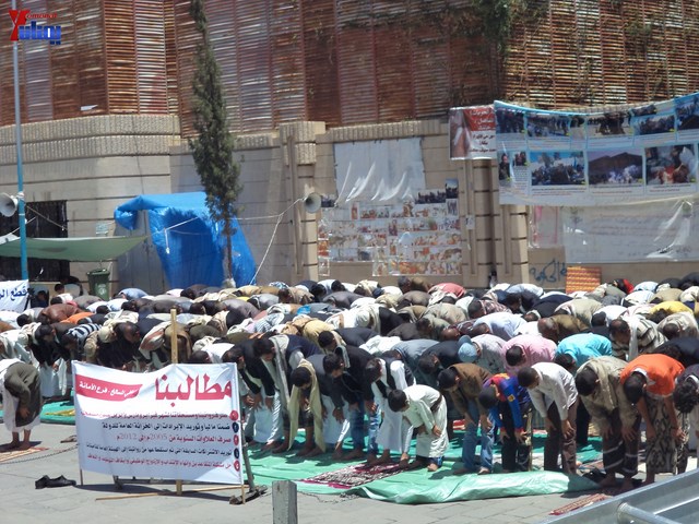 جرحى الثورة يؤدون صلاة جمعتهم الثالثة عشر في ساحة الاعتصام أمام مجلس الوزراء 8