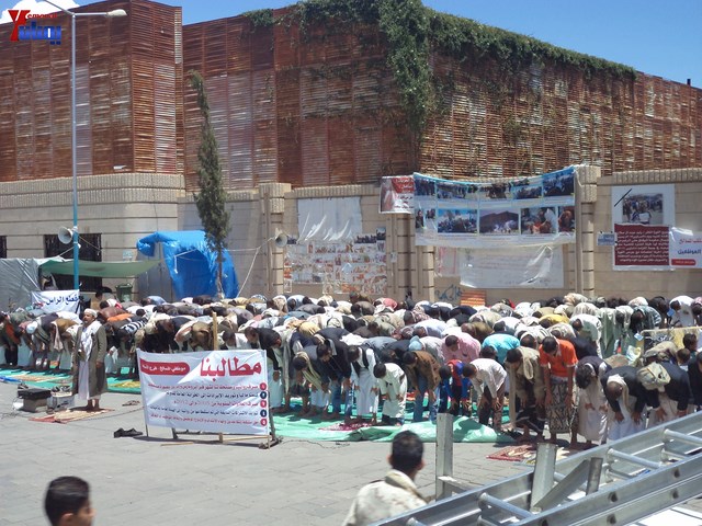 جرحى الثورة يؤدون صلاة جمعتهم الثالثة عشر في ساحة الاعتصام أمام مجلس الوزراء 9