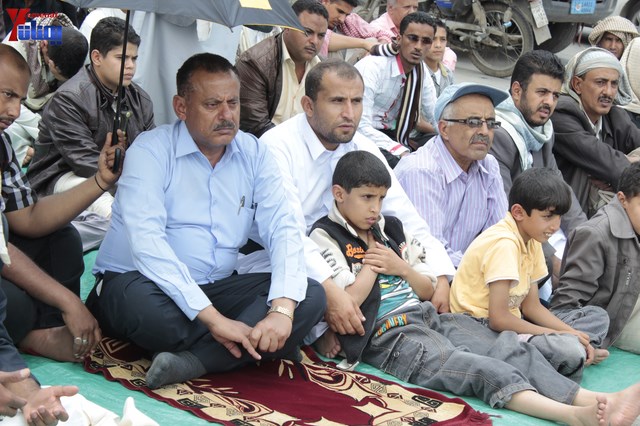 جرحى الثورة يؤدون صلاة جمعتهم الثانية عشرة في ساحة الاعتصام أمام مجلس الوزراء 10