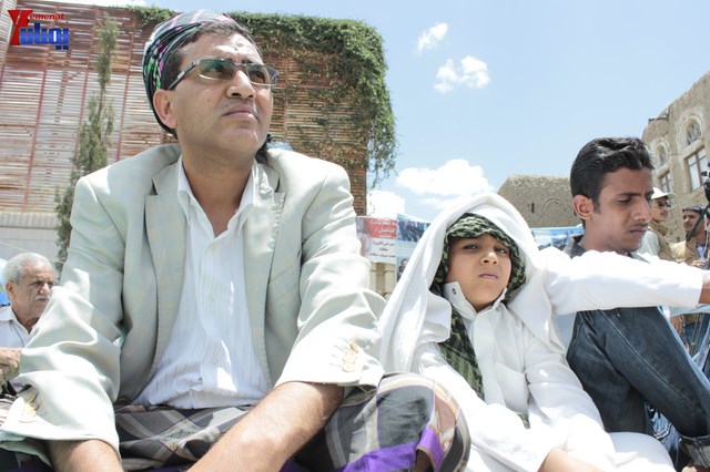 جرحى الثورة يؤدون صلاة جمعتهم الثانية عشرة في ساحة الاعتصام أمام مجلس الوزراء 37