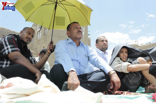 جرحى الثورة يؤدون صلاة جمعتهم الثانية عشرة في ساحة الاعتصام أمام مجلس الوزراء 48