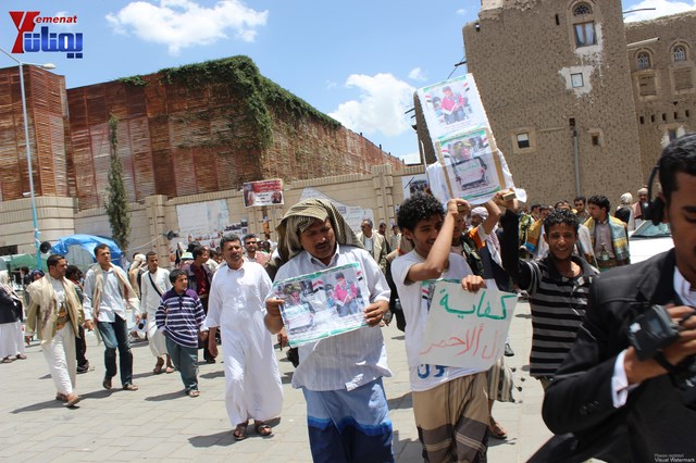 جرحى الثورة يؤدون صلاة جمعتهم العاشرة في ساحة الاعتصام أمام مجلس الوزراء 341