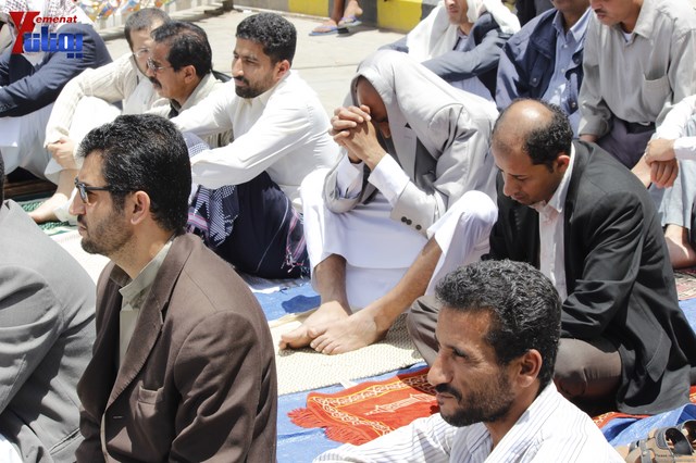 جرحى الثورة يؤدون صلاة جمعتهم العاشرة في ساحة الاعتصام أمام مجلس الوزراء 371