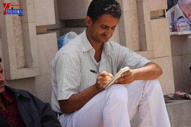 جرحى الثورة يؤدون صلاة جمعتهم العاشرة في ساحة الاعتصام أمام مجلس الوزراء 74