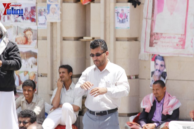 جرحى الثورة يؤدون صلاة جمعتهم العاشرة في ساحة الاعتصام أمام مجلس الوزراء 76