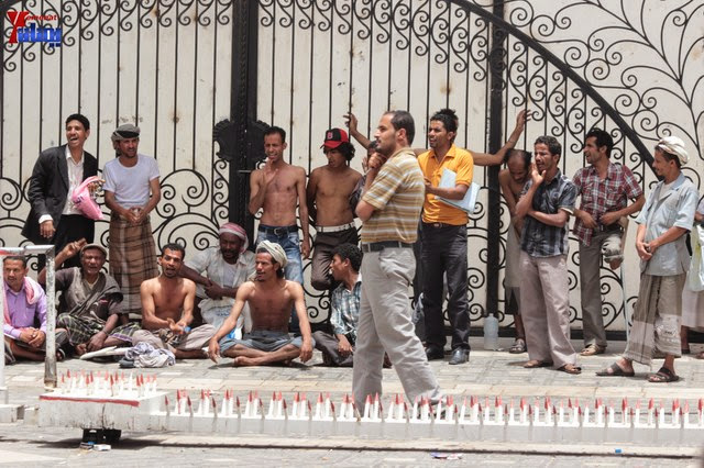 جرحى الثورة يغلقون بوابة مجلس الوزراء 69