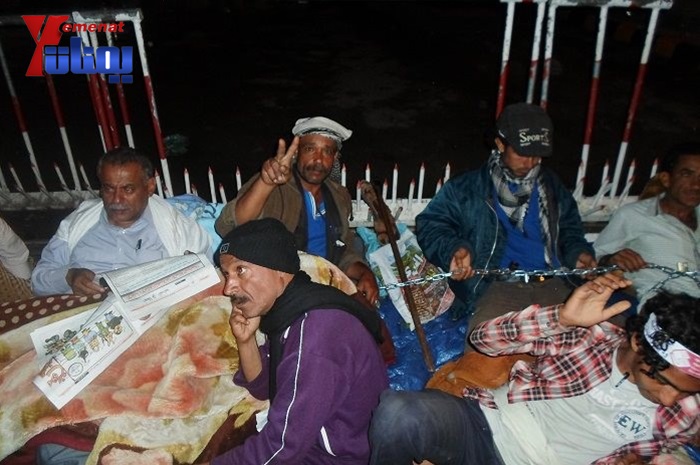 جرحى الثورة يكبلون انفسهم بالسلاسل الحديدية امام مجلس النواب استعداد لوقفة يوم غد الاربعاء 12