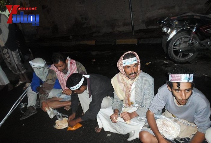 جرحى الثورة يكبلون انفسهم بالسلاسل الحديدية امام مجلس النواب استعداد لوقفة يوم غد الاربعاء 16