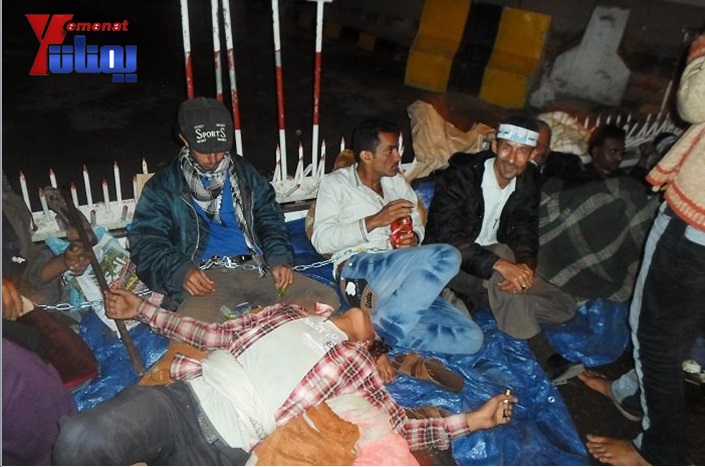 جرحى الثورة يكبلون انفسهم بالسلاسل الحديدية امام مجلس النواب استعداد لوقفة يوم غد الاربعاء 2