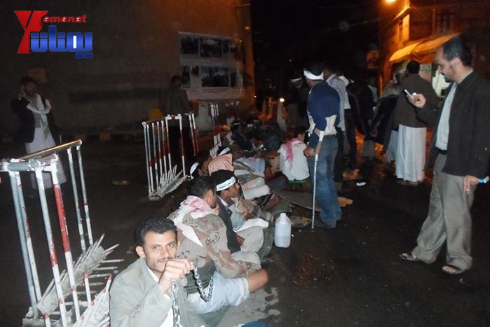 جرحى الثورة يكبلون انفسهم بالسلاسل الحديدية امام مجلس النواب استعداد لوقفة يوم غد الاربعاء 21