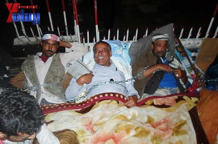 جرحى الثورة يكبلون انفسهم بالسلاسل الحديدية امام مجلس النواب استعداد لوقفة يوم غد الاربعاء 4