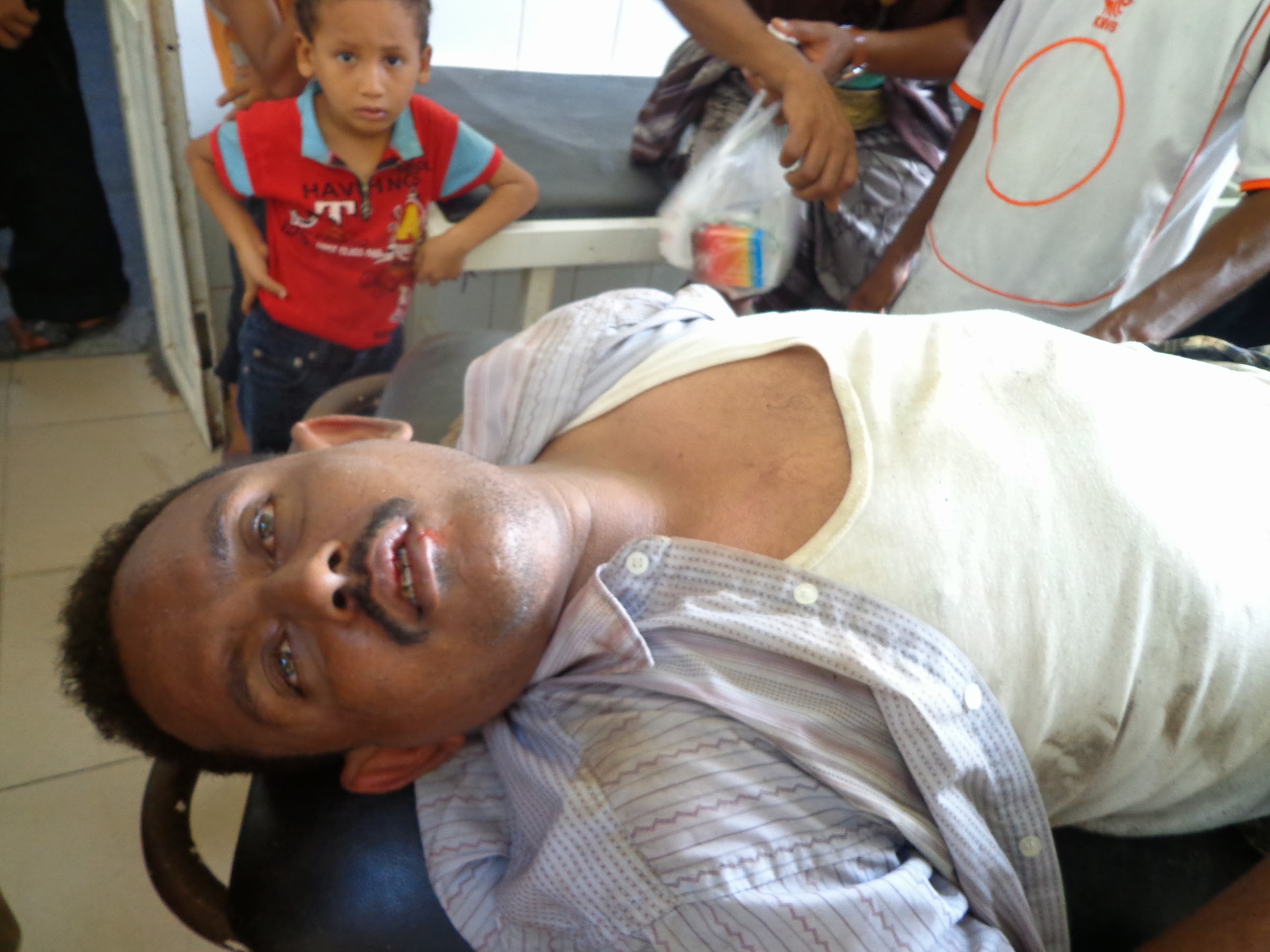 جنود الشرطة العسكرية يعتدون بوحشية على الزميل مجاهد القب أثناء تغطية لوقفة احتجاجية أمام معسكر 6