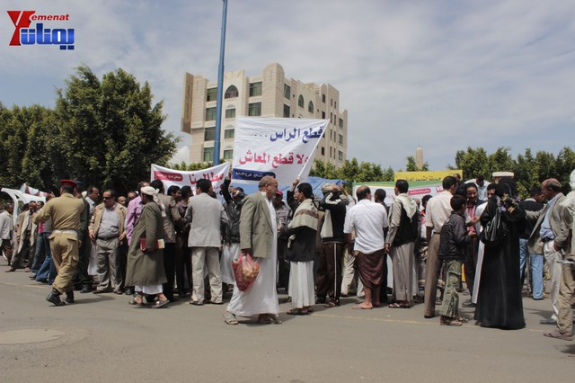 عمال وموظفي المؤسسة المحلية للمسالخ واللحوم يبداؤن بتنفيذ اعتصام مفتوح في ساحة أمانة العاصمة 41