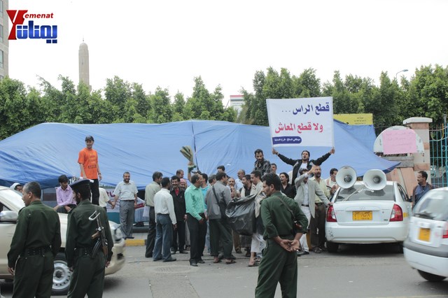 عمال وموظفي المسالخ يهددون باعتصام مفتوح أمام مبنى أمانة العاصمة إذا لم تنفذ مطالبهم إلى الغد 100