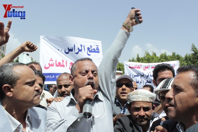 عمال وموظفي المسالخ يهددون باعتصام مفتوح أمام مبنى أمانة العاصمة إذا لم تنفذ مطالبهم إلى الغد 103